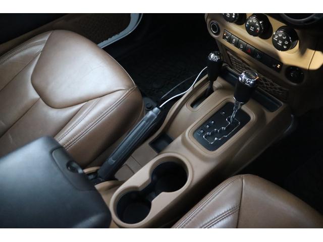 ジープ・ラングラーアンリミテッド サハラ　当店買取車両　社外グリル　Ｓステップ　ＡＬＰＩＮＥサウンド　クルコン　社外ナビ　地デジ　ＢＴ　Ｂカメラ　Ｓカメラ　茶本革　シートＨ　社外ＬＥＤライト　Ａライト　Ｆ／Ｒフォグ　純正１８インチＡＷ　ＥＴＣ（46枚目）