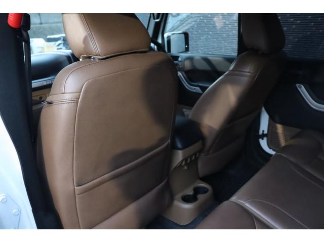 ジープ・ラングラーアンリミテッド サハラ　当店買取車両　社外グリル　Ｓステップ　ＡＬＰＩＮＥサウンド　クルコン　社外ナビ　地デジ　ＢＴ　Ｂカメラ　Ｓカメラ　茶本革　シートＨ　社外ＬＥＤライト　Ａライト　Ｆ／Ｒフォグ　純正１８インチＡＷ　ＥＴＣ（57枚目）