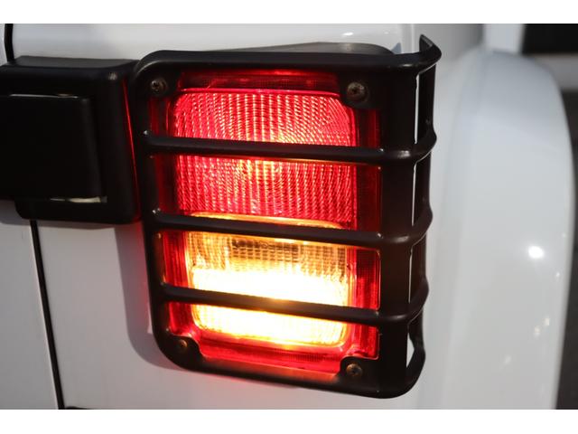 ジープ・ラングラーアンリミテッド サハラ　当店買取車両　社外グリル　Ｓステップ　ＡＬＰＩＮＥサウンド　クルコン　社外ナビ　地デジ　ＢＴ　Ｂカメラ　Ｓカメラ　茶本革　シートＨ　社外ＬＥＤライト　Ａライト　Ｆ／Ｒフォグ　純正１８インチＡＷ　ＥＴＣ（63枚目）