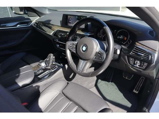 ５シリーズ ５３０ｉ　Ｍスポーツ　当店買取車両　インテリジェントＳ　ＡＣＣ　ＢＳＭ　純ナビ　ＴＶ　ＢＴ　３６０°　コーナーＳ　黒革　全席シートＨ　Ｐシート　ステアＳ　Ｐシフト　ＬＥＤ　Ａハイビーム　純正１９インチＡＷ　ＥＴＣ　ドラレコ（4枚目）