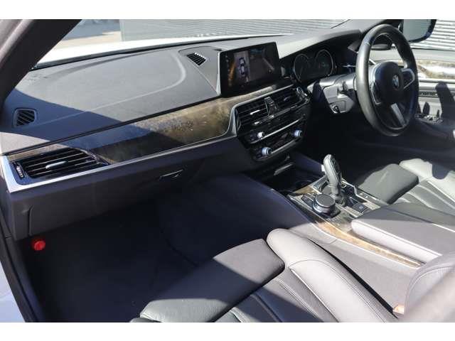５シリーズ ５３０ｉ　Ｍスポーツ　当店買取車両　インテリジェントＳ　ＡＣＣ　ＢＳＭ　純ナビ　ＴＶ　ＢＴ　３６０°　コーナーＳ　黒革　全席シートＨ　Ｐシート　ステアＳ　Ｐシフト　ＬＥＤ　Ａハイビーム　純正１９インチＡＷ　ＥＴＣ　ドラレコ（5枚目）