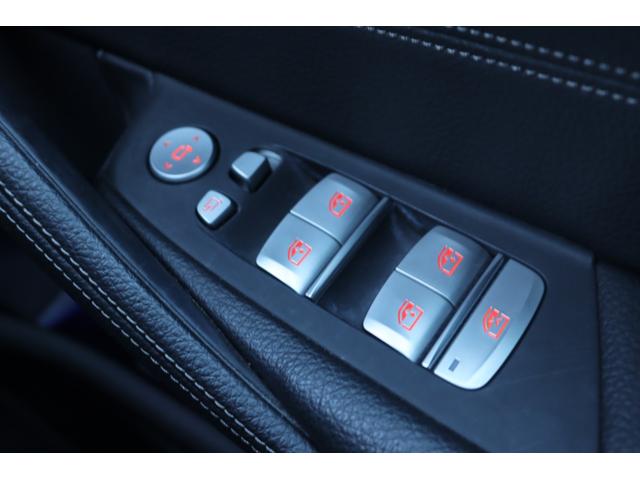 �}�b�g�u���b�N�Ƀz���C�g�̂k�h�a�d�q�`�k�`�̃��S�̌����ƊŔ��ڈ�ł��B