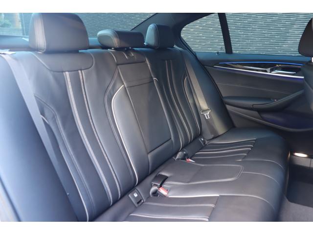 �}�b�g�u���b�N�Ƀz���C�g�̂k�h�a�d�q�`�k�`�̃��S�̌����ƊŔ��ڈ�ł��B