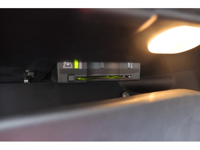 Ｆペイス Ｒ－スポーツ　衝突軽減　ＡＣＣ　ＢＳＭ　ＭＥＲＩＤＩＡＮサウンド　純正ナビ　ＣａｒＰｌａｙ　地デジ　ＢＴ　ＣＤ／ＤＶＤ　３６０°　半革　シートＨ　Ｐシート　ステアＨ　ステアＳ　Ａハイビーム　純１９インチＡＷ　ＥＴＣ（7枚目）