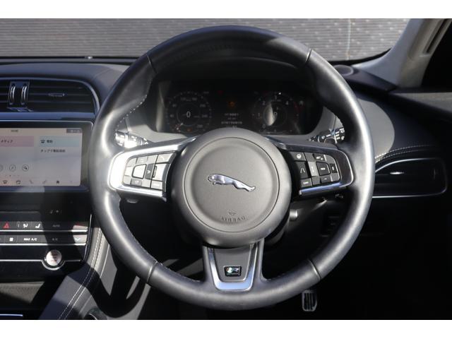 Ｆペイス Ｒ－スポーツ　衝突軽減　ＡＣＣ　ＢＳＭ　ＭＥＲＩＤＩＡＮサウンド　純正ナビ　ＣａｒＰｌａｙ　地デジ　ＢＴ　ＣＤ／ＤＶＤ　３６０°　半革　シートＨ　Ｐシート　ステアＨ　ステアＳ　Ａハイビーム　純１９インチＡＷ　ＥＴＣ（9枚目）