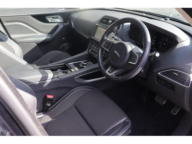 Ｆペイス Ｒ－スポーツ　衝突軽減　ＡＣＣ　ＢＳＭ　ＭＥＲＩＤＩＡＮサウンド　純正ナビ　ＣａｒＰｌａｙ　地デジ　ＢＴ　ＣＤ／ＤＶＤ　３６０°　半革　シートＨ　Ｐシート　ステアＨ　ステアＳ　Ａハイビーム　純１９インチＡＷ　ＥＴＣ（10枚目）