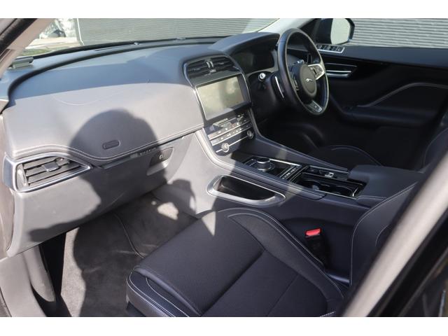 Ｆペイス Ｒ－スポーツ　衝突軽減　ＡＣＣ　ＢＳＭ　ＭＥＲＩＤＩＡＮサウンド　純正ナビ　ＣａｒＰｌａｙ　地デジ　ＢＴ　ＣＤ／ＤＶＤ　３６０°　半革　シートＨ　Ｐシート　ステアＨ　ステアＳ　Ａハイビーム　純１９インチＡＷ　ＥＴＣ（12枚目）