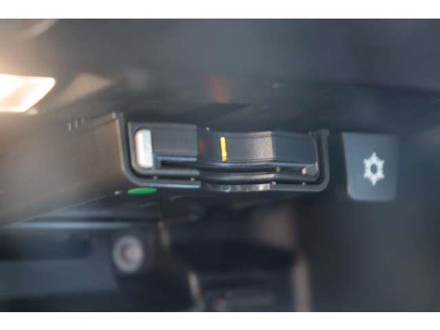 ＸＣ４０ Ｂ４　ＡＷＤ　Ｒデザイン　ＩＮＴＥＬＬＩＳＡＦＥ　ＡＣＣ　ｈ／ｋサウンド　純正ナビ　ＣａｒＰｌａｙ　ＢＴ　地デジ　ワイヤレス充電　３６０°　黒半革　シートＨ　Ｐシート　ステアＨ　ステアＳ　純正１９インチＡＷ　ＥＴＣ　ドラレコ（4枚目）