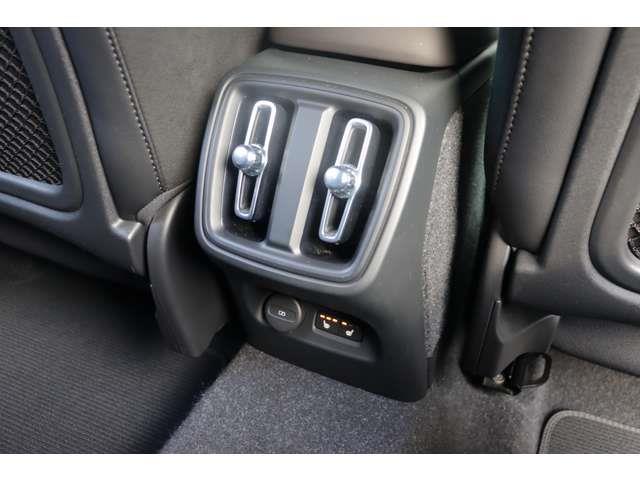 ＸＣ４０ Ｂ４　ＡＷＤ　Ｒデザイン　ＩＮＴＥＬＬＩＳＡＦＥ　ＡＣＣ　ｈ／ｋサウンド　純正ナビ　ＣａｒＰｌａｙ　ＢＴ　地デジ　ワイヤレス充電　３６０°　黒半革　シートＨ　Ｐシート　ステアＨ　ステアＳ　純正１９インチＡＷ　ＥＴＣ　ドラレコ（40枚目）