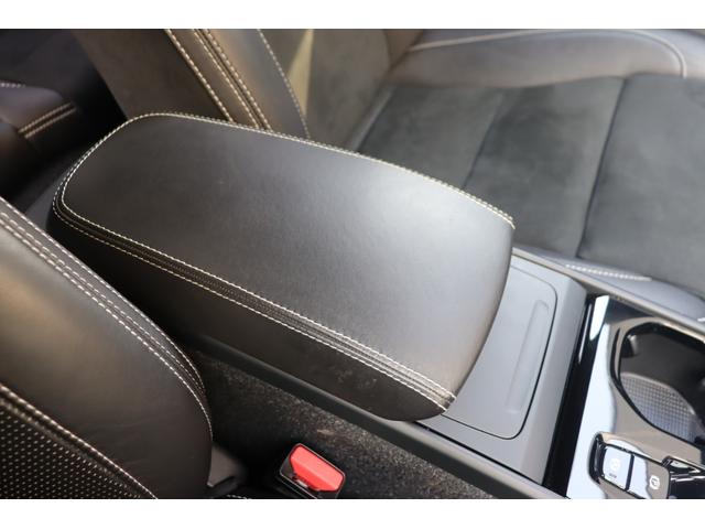 �}�b�g�u���b�N�Ƀz���C�g�̂k�h�a�d�q�`�k�`�̃��S�̌����ƊŔ��ڈ�ł��B