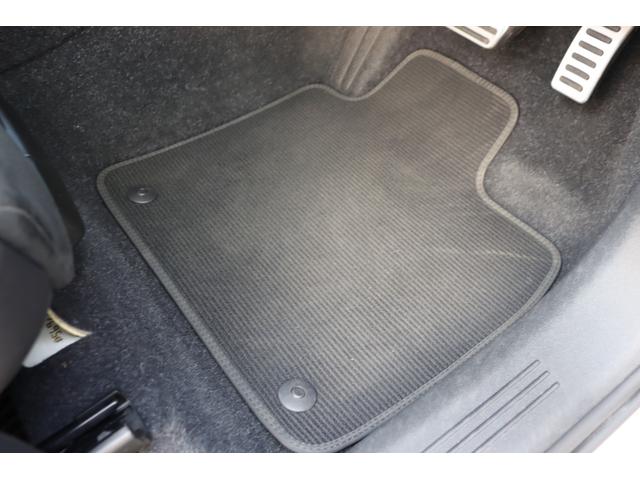 �}�b�g�u���b�N�Ƀz���C�g�̂k�h�a�d�q�`�k�`�̃��S�̌����ƊŔ��ڈ�ł��B