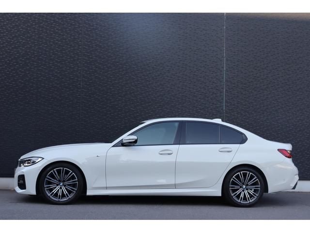 マットブラックにホワイトのＬＩＢＥＲＡＬＡのロゴの建物と看板が目印です。