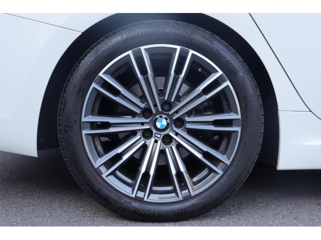 マットブラックにホワイトのＬＩＢＥＲＡＬＡのロゴの建物と看板が目印です。