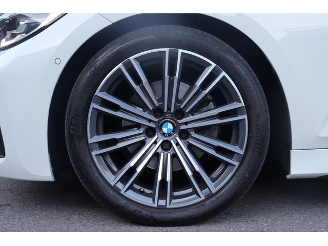 マットブラックにホワイトのＬＩＢＥＲＡＬＡのロゴの建物と看板が目印です。