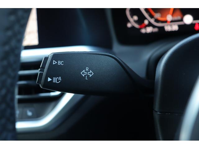 マットブラックにホワイトのＬＩＢＥＲＡＬＡのロゴの建物と看板が目印です。