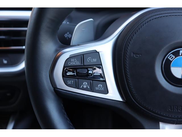 マットブラックにホワイトのＬＩＢＥＲＡＬＡのロゴの建物と看板が目印です。