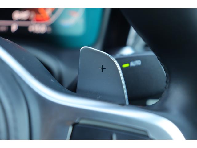 マットブラックにホワイトのＬＩＢＥＲＡＬＡのロゴの建物と看板が目印です。