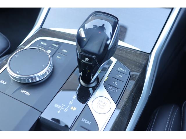 マットブラックにホワイトのＬＩＢＥＲＡＬＡのロゴの建物と看板が目印です。