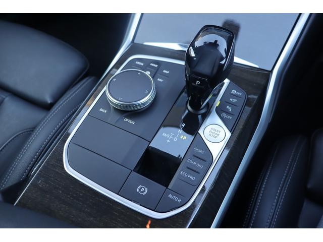 マットブラックにホワイトのＬＩＢＥＲＡＬＡのロゴの建物と看板が目印です。