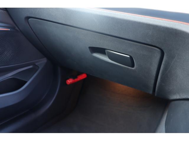 マットブラックにホワイトのＬＩＢＥＲＡＬＡのロゴの建物と看板が目印です。