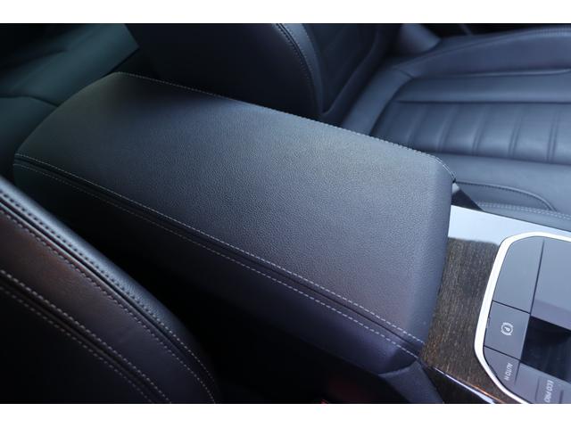 マットブラックにホワイトのＬＩＢＥＲＡＬＡのロゴの建物と看板が目印です。