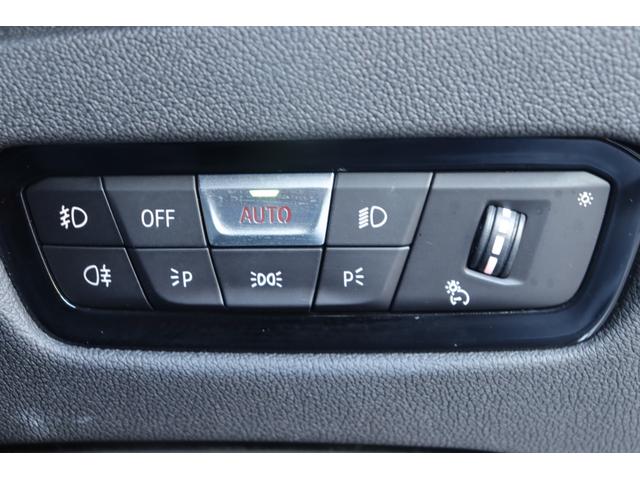 マットブラックにホワイトのＬＩＢＥＲＡＬＡのロゴの建物と看板が目印です。