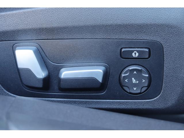 マットブラックにホワイトのＬＩＢＥＲＡＬＡのロゴの建物と看板が目印です。