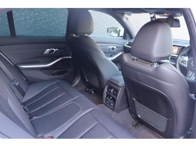 マットブラックにホワイトのＬＩＢＥＲＡＬＡのロゴの建物と看板が目印です。