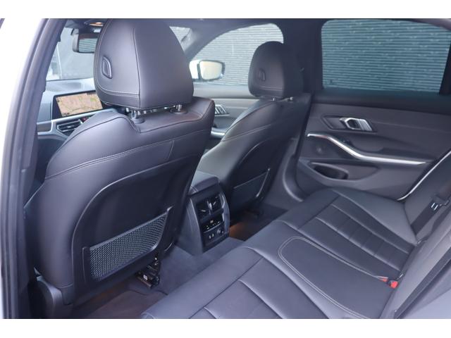 マットブラックにホワイトのＬＩＢＥＲＡＬＡのロゴの建物と看板が目印です。