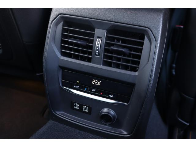 マットブラックにホワイトのＬＩＢＥＲＡＬＡのロゴの建物と看板が目印です。