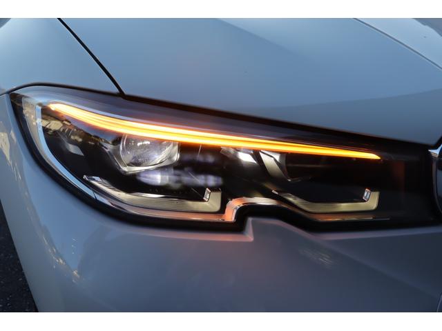 マットブラックにホワイトのＬＩＢＥＲＡＬＡのロゴの建物と看板が目印です。