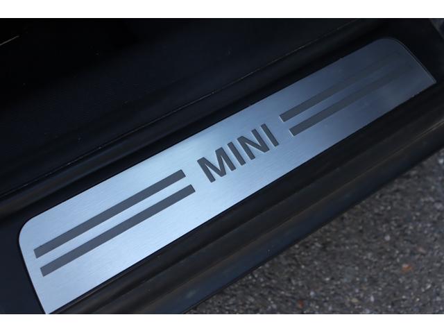 ＭＩＮＩ クーパーＤ　クロスオーバー　禁煙車　純正オーディオ　ＡＵＸ　ＣＤ　キセノンヘッドライト　オートライト　フロント／リアフォグ　アンビエントライト　純正フロアマット　純正１６インチＡＷ　社外ＥＴＣ　リモコンキー　スペアキー１本あり（8枚目）