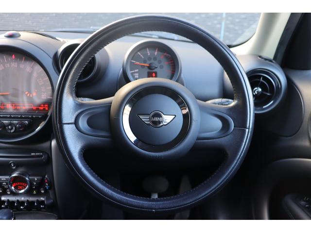 ＭＩＮＩ クーパーＤ　クロスオーバー　禁煙車　純正オーディオ　ＡＵＸ　ＣＤ　キセノンヘッドライト　オートライト　フロント／リアフォグ　アンビエントライト　純正フロアマット　純正１６インチＡＷ　社外ＥＴＣ　リモコンキー　スペアキー１本あり（9枚目）