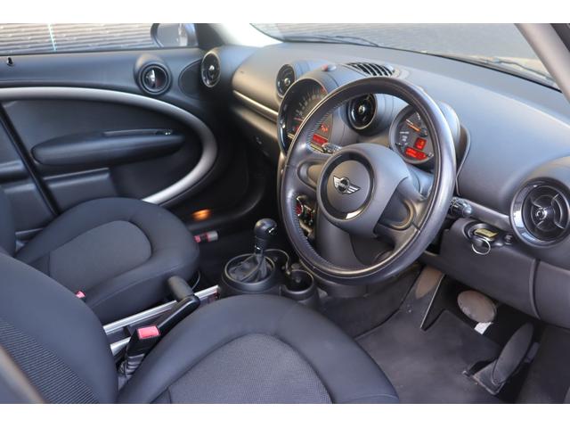 ＭＩＮＩ クーパーＤ　クロスオーバー　禁煙車　純正オーディオ　ＡＵＸ　ＣＤ　キセノンヘッドライト　オートライト　フロント／リアフォグ　アンビエントライト　純正フロアマット　純正１６インチＡＷ　社外ＥＴＣ　リモコンキー　スペアキー１本あり（10枚目）