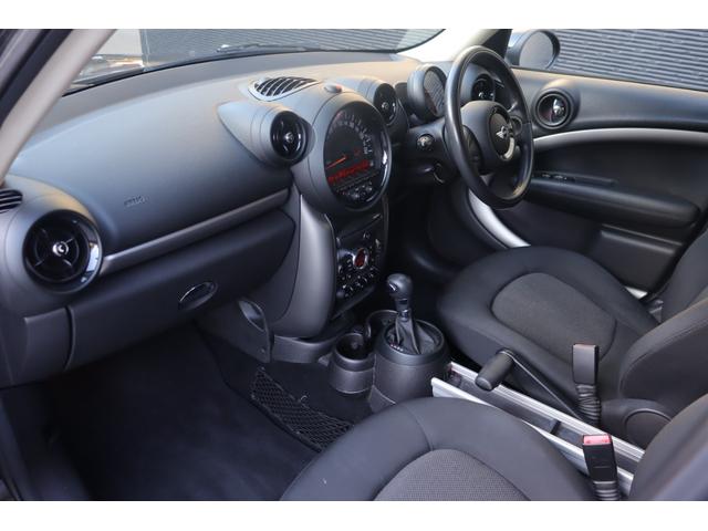 ＭＩＮＩ クーパーＤ　クロスオーバー　禁煙車　純正オーディオ　ＡＵＸ　ＣＤ　キセノンヘッドライト　オートライト　フロント／リアフォグ　アンビエントライト　純正フロアマット　純正１６インチＡＷ　社外ＥＴＣ　リモコンキー　スペアキー１本あり（12枚目）