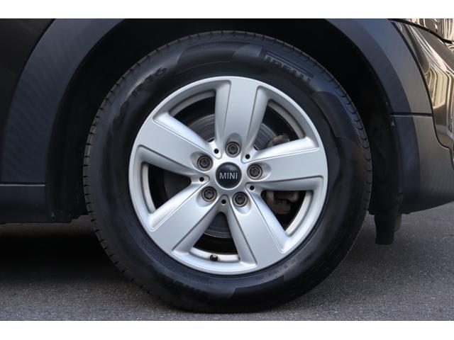 ＭＩＮＩ クーパーＤ　クロスオーバー　禁煙車　純正オーディオ　ＡＵＸ　ＣＤ　キセノンヘッドライト　オートライト　フロント／リアフォグ　アンビエントライト　純正フロアマット　純正１６インチＡＷ　社外ＥＴＣ　リモコンキー　スペアキー１本あり（24枚目）
