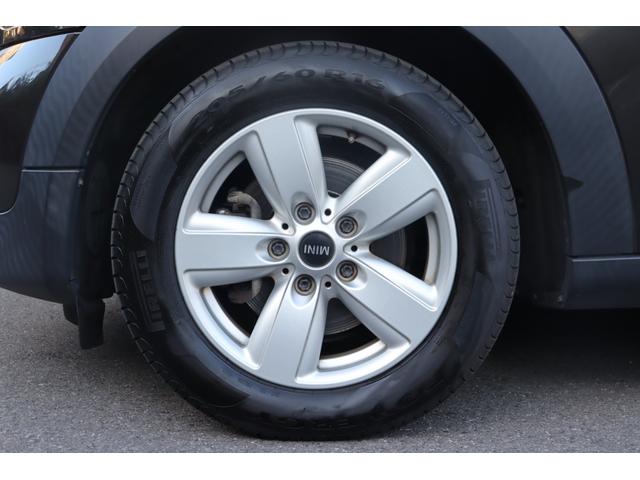 ＭＩＮＩ クーパーＤ　クロスオーバー　禁煙車　純正オーディオ　ＡＵＸ　ＣＤ　キセノンヘッドライト　オートライト　フロント／リアフォグ　アンビエントライト　純正フロアマット　純正１６インチＡＷ　社外ＥＴＣ　リモコンキー　スペアキー１本あり（25枚目）