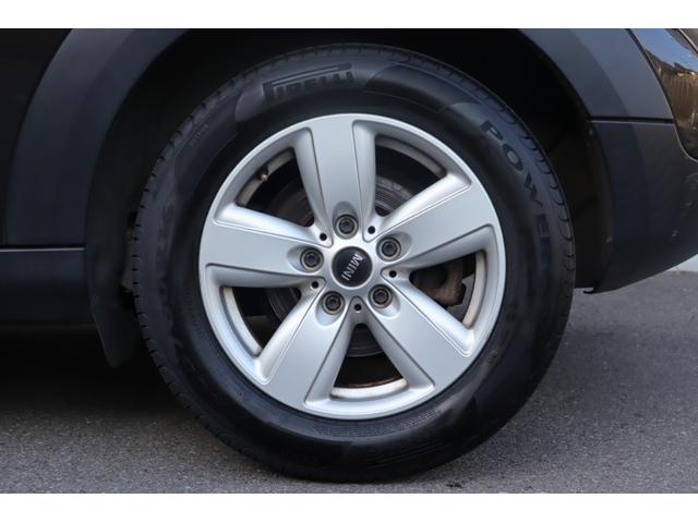 ＭＩＮＩ クーパーＤ　クロスオーバー　禁煙車　純正オーディオ　ＡＵＸ　ＣＤ　キセノンヘッドライト　オートライト　フロント／リアフォグ　アンビエントライト　純正フロアマット　純正１６インチＡＷ　社外ＥＴＣ　リモコンキー　スペアキー１本あり（26枚目）