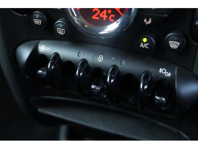 ＭＩＮＩ クーパーＤ　クロスオーバー　禁煙車　純正オーディオ　ＡＵＸ　ＣＤ　キセノンヘッドライト　オートライト　フロント／リアフォグ　アンビエントライト　純正フロアマット　純正１６インチＡＷ　社外ＥＴＣ　リモコンキー　スペアキー１本あり（35枚目）