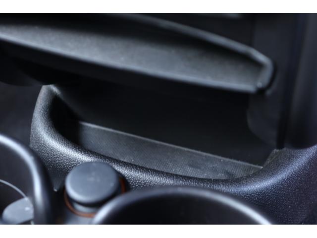 ＭＩＮＩ クーパーＤ　クロスオーバー　禁煙車　純正オーディオ　ＡＵＸ　ＣＤ　キセノンヘッドライト　オートライト　フロント／リアフォグ　アンビエントライト　純正フロアマット　純正１６インチＡＷ　社外ＥＴＣ　リモコンキー　スペアキー１本あり（37枚目）