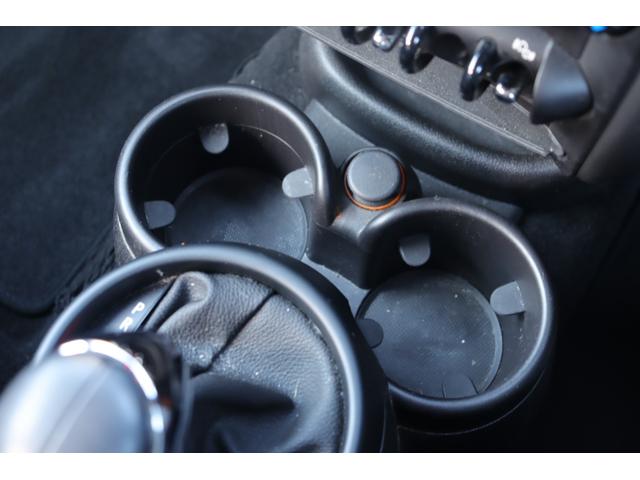 ＭＩＮＩ クーパーＤ　クロスオーバー　禁煙車　純正オーディオ　ＡＵＸ　ＣＤ　キセノンヘッドライト　オートライト　フロント／リアフォグ　アンビエントライト　純正フロアマット　純正１６インチＡＷ　社外ＥＴＣ　リモコンキー　スペアキー１本あり（38枚目）