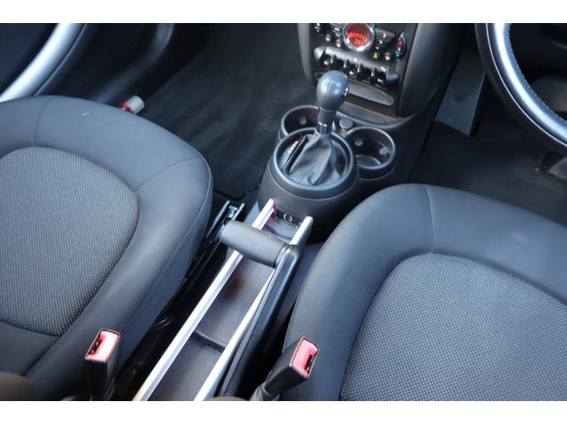 ＭＩＮＩ クーパーＤ　クロスオーバー　禁煙車　純正オーディオ　ＡＵＸ　ＣＤ　キセノンヘッドライト　オートライト　フロント／リアフォグ　アンビエントライト　純正フロアマット　純正１６インチＡＷ　社外ＥＴＣ　リモコンキー　スペアキー１本あり（42枚目）