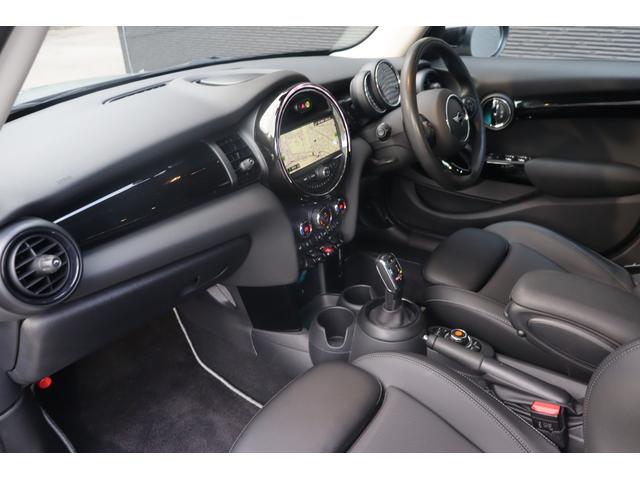 ＭＩＮＩ クーパーＤ　インテリジェントＳ　ＵＪテールランプ　クルコン　純正ナビ　ＢＴ　Ｂカメラ　コーナーＳ　黒革　シートＨ　ＬＥＤ　Ａライト　Ｆ／Ｒフォグ　Ａワイパー　ステアＳ　純正１５インチＡＷ　ＥＴＣ　純正前後ドラレコ（12枚目）