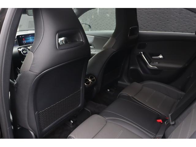 �}�b�g�u���b�N�Ƀz���C�g�̂k�h�a�d�q�`�k�`�̃��S�̌����ƊŔ��ڈ�ł��B