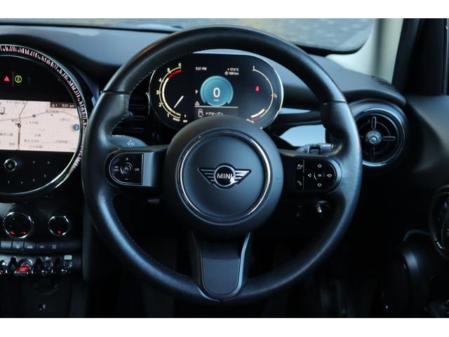 ＭＩＮＩ クーパーＤ　インテリジェントＳ　クルーズコントロール　純ナビ　ＢＴ　Ｂカメラ　ＵＳＢ　半革　純正ドラレコ　Ａライト　ＬＥＤヘッドライト　Ａワイパー　純正フロアマット　純正１６ＡＷ　ＵＪテールランプ　ＥＴＣ　禁煙車（9枚目）