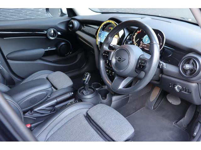 ＭＩＮＩ クーパーＤ　インテリジェントＳ　クルーズコントロール　純ナビ　ＢＴ　Ｂカメラ　ＵＳＢ　半革　純正ドラレコ　Ａライト　ＬＥＤヘッドライト　Ａワイパー　純正フロアマット　純正１６ＡＷ　ＵＪテールランプ　ＥＴＣ　禁煙車（10枚目）