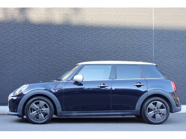 ＭＩＮＩ クーパーＤ　インテリジェントＳ　クルーズコントロール　純ナビ　ＢＴ　Ｂカメラ　ＵＳＢ　半革　純正ドラレコ　Ａライト　ＬＥＤヘッドライト　Ａワイパー　純正フロアマット　純正１６ＡＷ　ＵＪテールランプ　ＥＴＣ　禁煙車（21枚目）