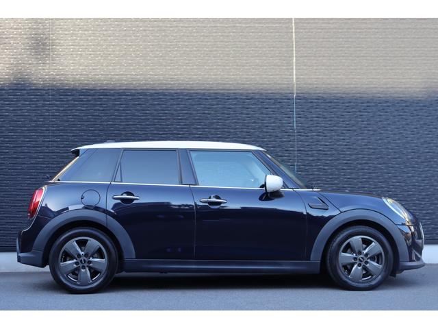 ＭＩＮＩ クーパーＤ　インテリジェントＳ　クルーズコントロール　純ナビ　ＢＴ　Ｂカメラ　ＵＳＢ　半革　純正ドラレコ　Ａライト　ＬＥＤヘッドライト　Ａワイパー　純正フロアマット　純正１６ＡＷ　ＵＪテールランプ　ＥＴＣ　禁煙車（22枚目）