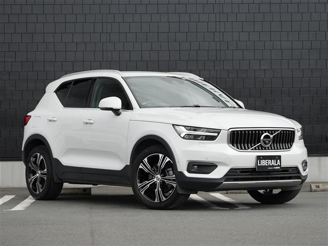 ＸＣ４０ Ｔ４　ＡＷＤ　インスクリプション　ブラックレザー　ハーマンカードン　　３６０°カメラ　ステアリングヒーター　シートヒーター　　ＡＣＣ　ＢＳＭ　ＬＫＡ　ＣａｒＰｌａｙ　純正ナビ　フルセグテレビ（7枚目）