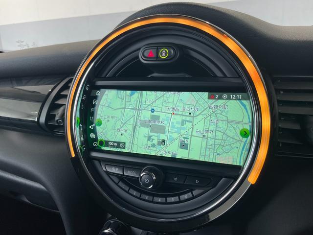ＭＩＮＩ クーパー　ＬＣＩモデルＭＩＮＩドライビングアシストＡＣＣブラックレザーシート　シートヒーター　バックカメラ社外インターフェースフルセグＴＶ　ドライブレコーダー　ブラックアクセントトリム　アンビエントライト（6枚目）
